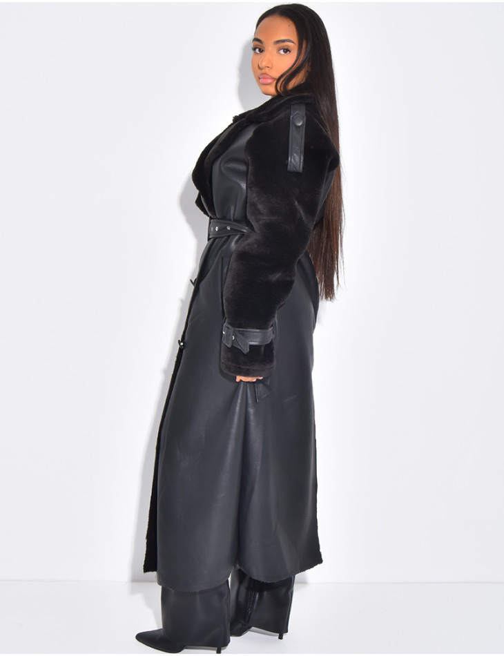 Langer Mantel aus Kunstleder mit Futter und kontrastierenden Einsätzen