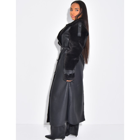 Langer Mantel aus Kunstleder mit Futter und kontrastierenden Einsätzen