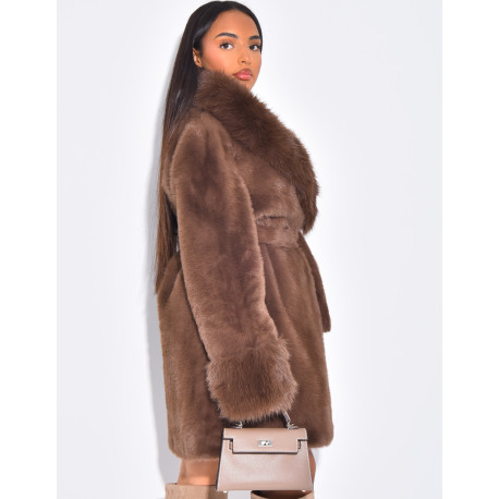 Halblanger Mantel aus Kunstfell mit Gürtel