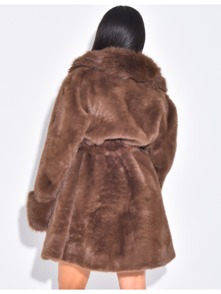 Halblanger Mantel aus Kunstfell mit Gürtel