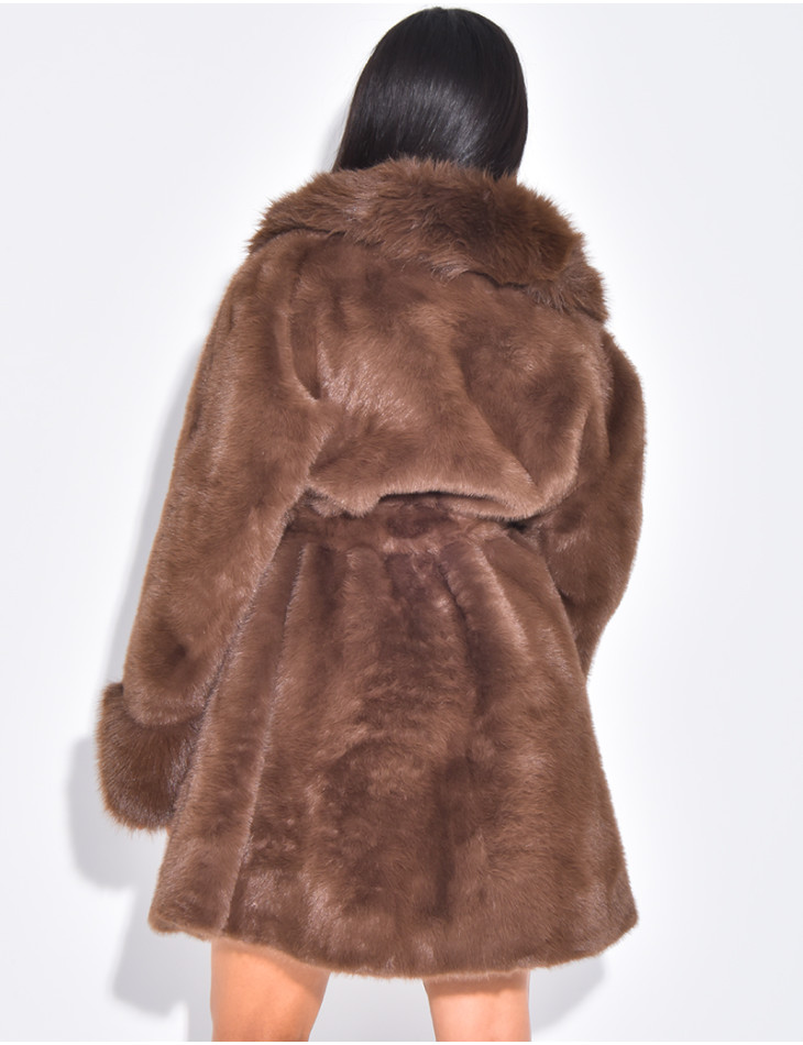 Halblanger Mantel aus Kunstfell mit Gürtel