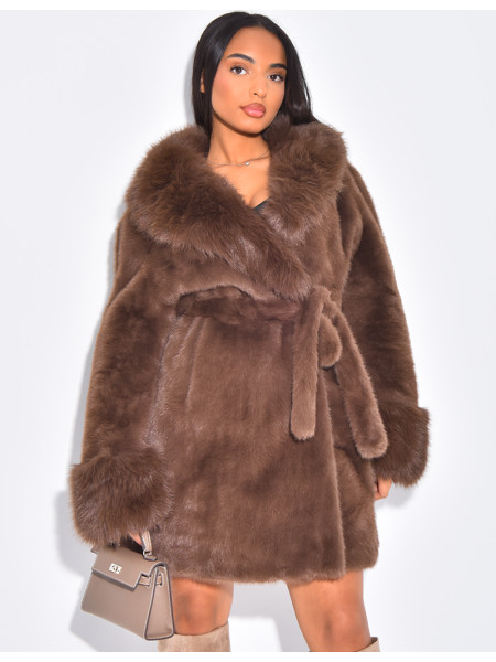 Halblanger Mantel aus Kunstfell mit Gürtel