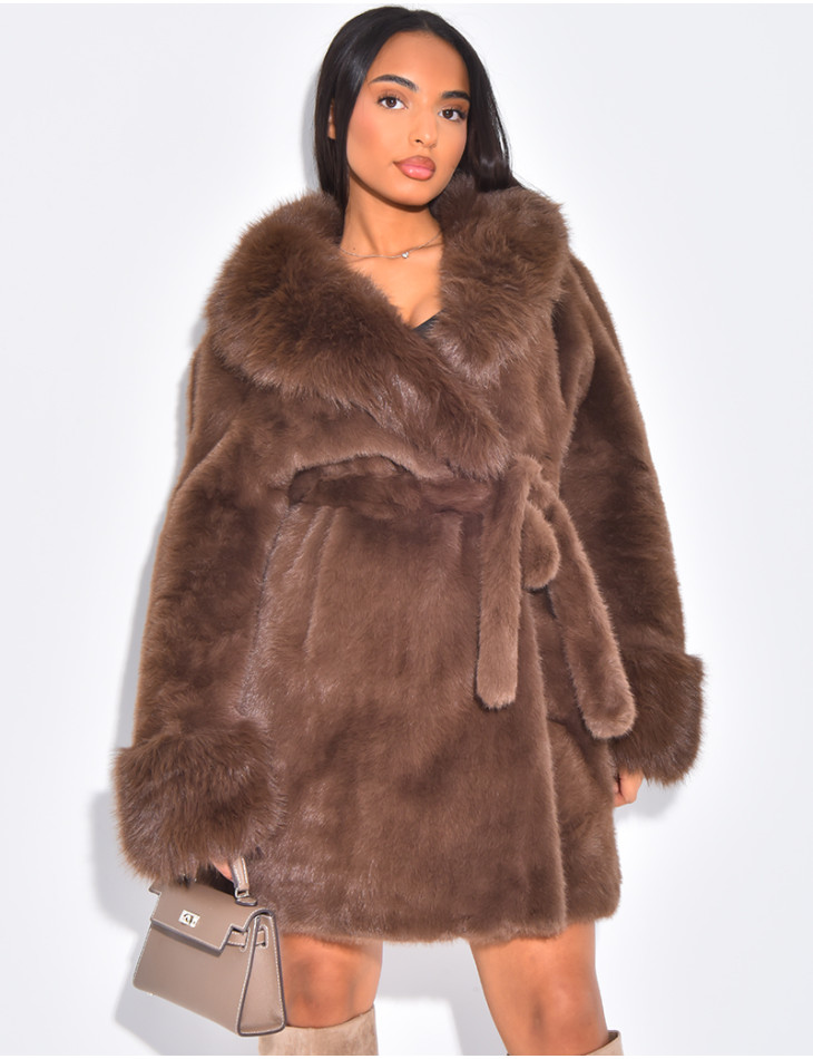 Halblanger Mantel aus Kunstfell mit Gürtel