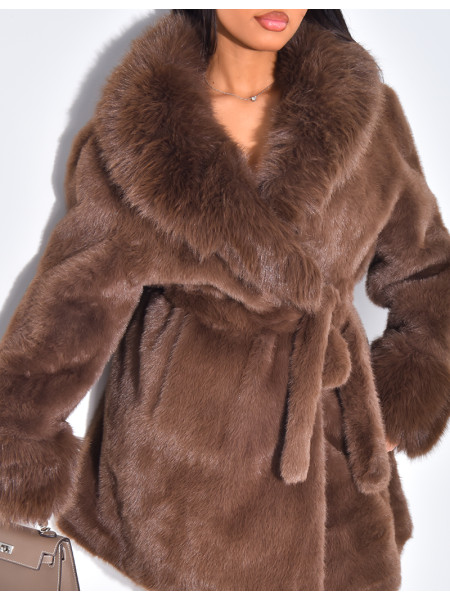 Halblanger Mantel aus Kunstfell mit Gürtel