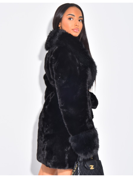 Halblanger Mantel aus Kunstfell mit Gürtel