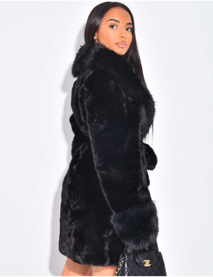 Halblanger Mantel aus Kunstfell mit Gürtel