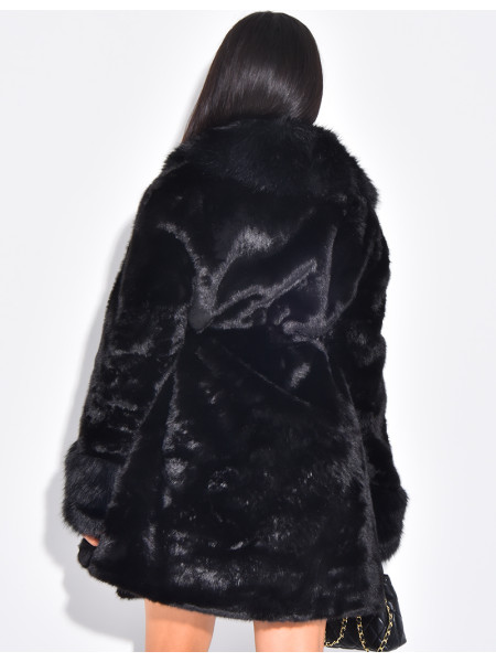 Halblanger Mantel aus Kunstfell mit Gürtel