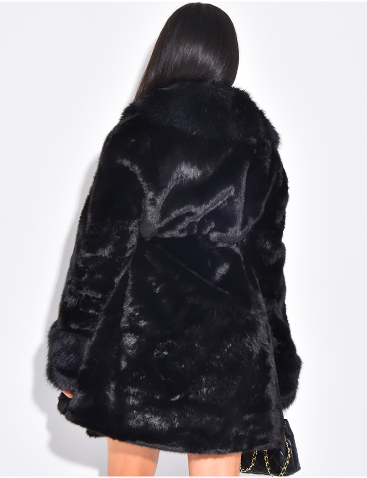 Halblanger Mantel aus Kunstfell mit Gürtel