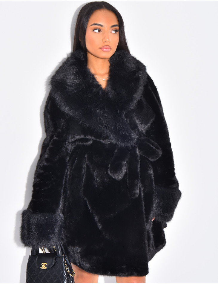 Halblanger Mantel aus Kunstfell mit Gürtel