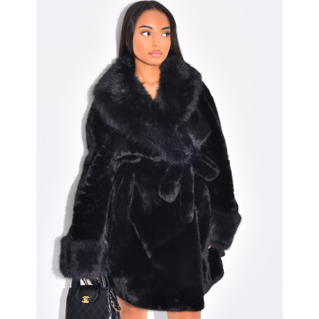 Halblanger Mantel aus Kunstfell mit Gürtel