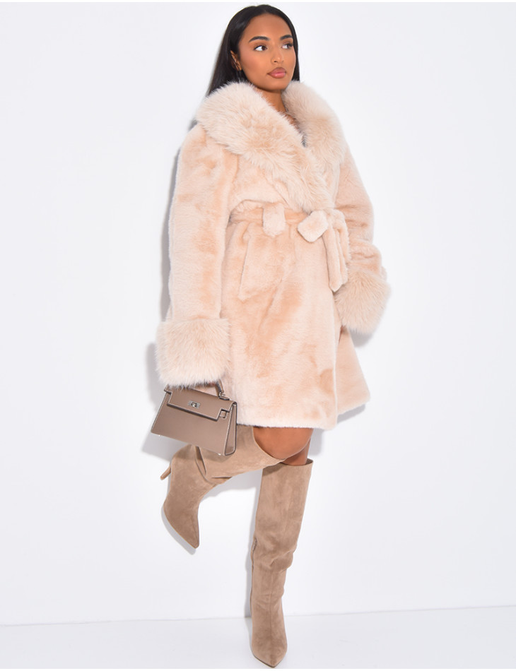 Manteau mi-long en fausse fourrure à ceinture