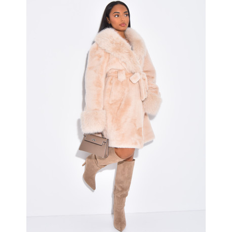 Manteau mi-long en fausse fourrure à ceinture