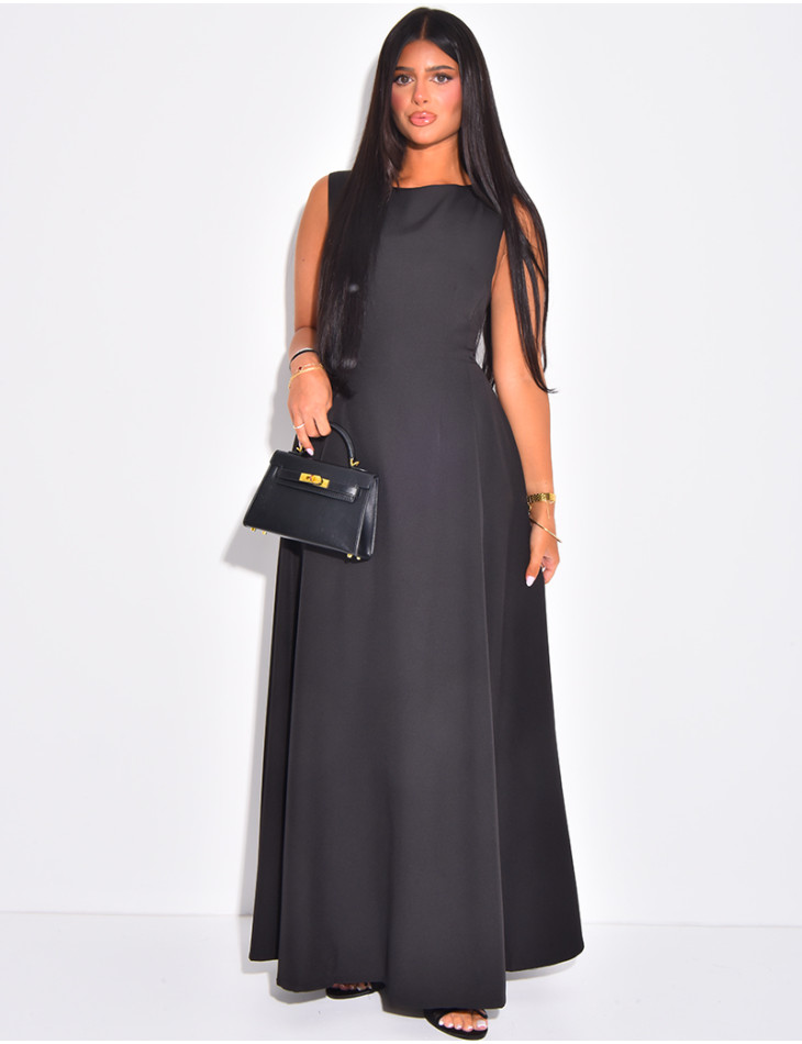 Very long dress, fitted at the waist and flared