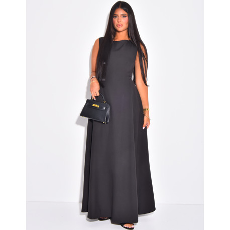 Very long dress, fitted at the waist and flared