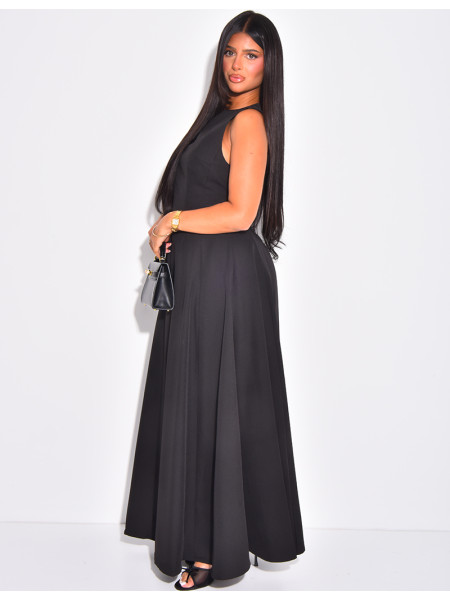 Robe très longue cintrée à la taille et évasée