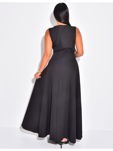 Robe très longue cintrée à la taille et évasée