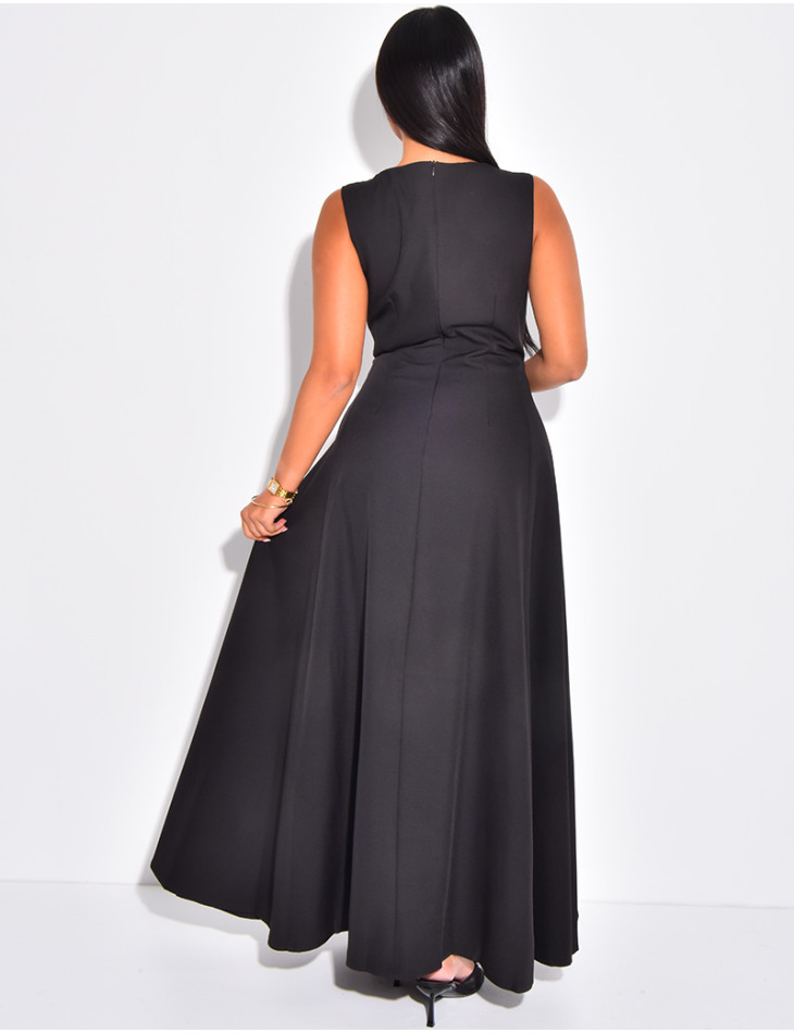 Robe très longue cintrée à la taille et évasée