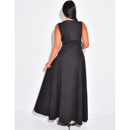 Robe très longue cintrée à la taille et évasée