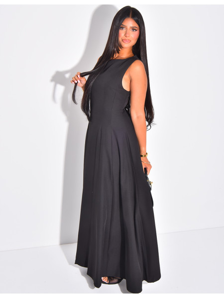 Robe très longue cintrée à la taille et évasée