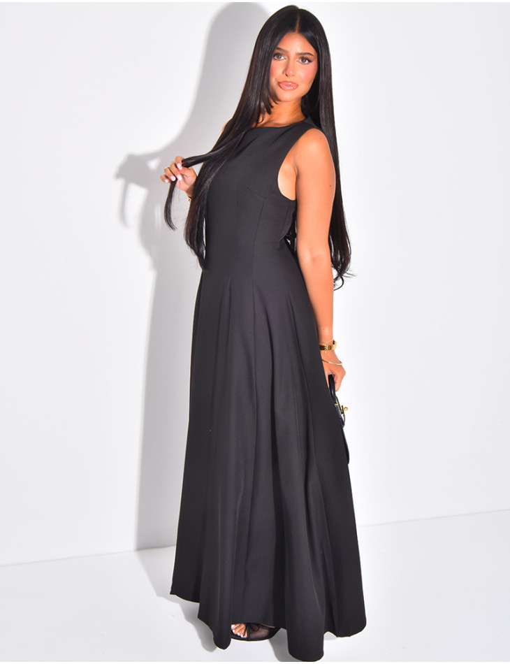 Robe très longue cintrée à la taille et évasée
