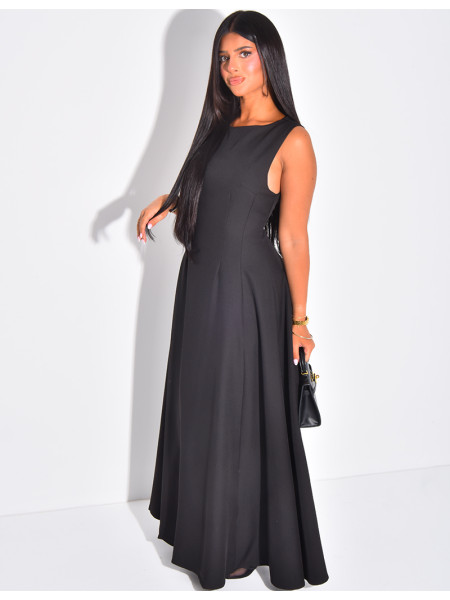 Robe très longue cintrée à la taille et évasée