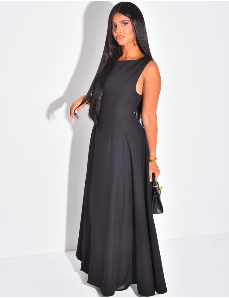 Robe très longue cintrée à la taille et évasée