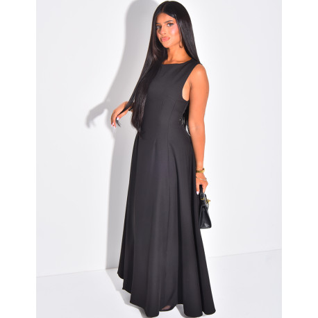Robe très longue cintrée à la taille et évasée