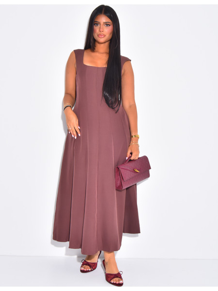 Long sleeveless dress with a fitted and flared effect