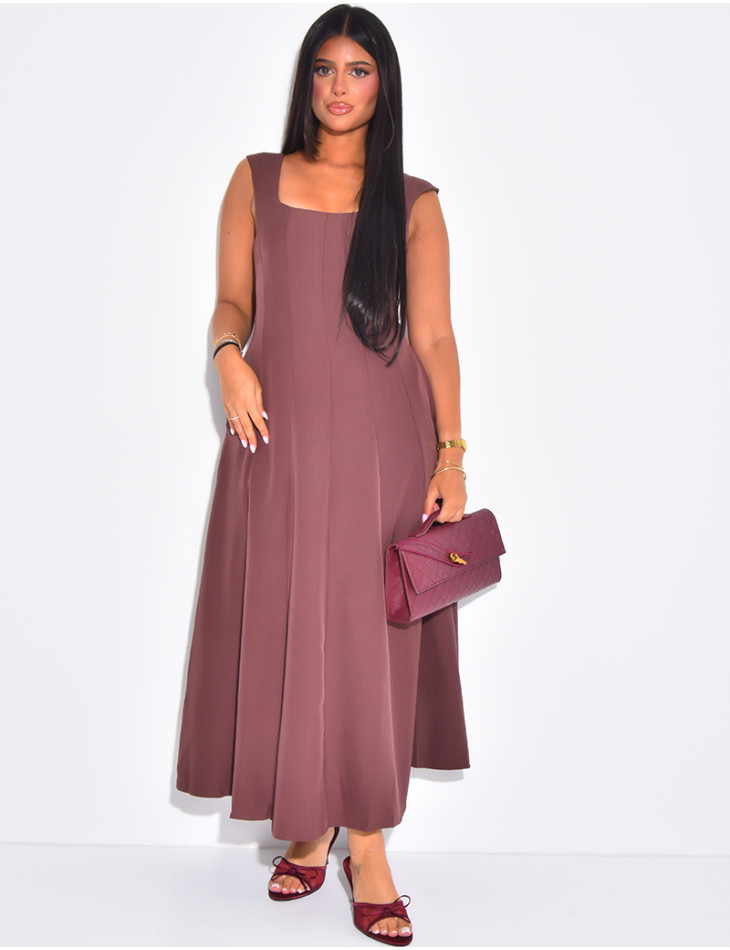 Long sleeveless dress with a fitted and flared effect