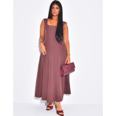 Long sleeveless dress with a fitted and flared effect