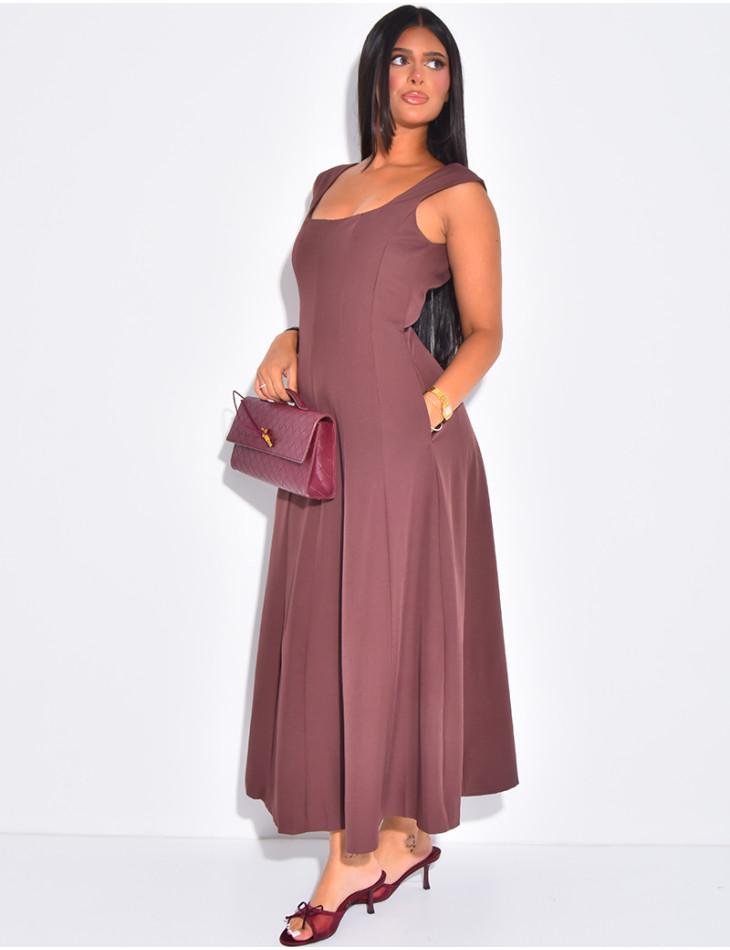 Long sleeveless dress with a fitted and flared effect