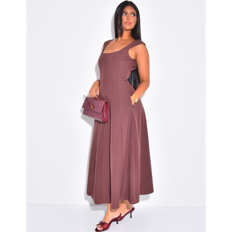 Long sleeveless dress with a fitted and flared effect