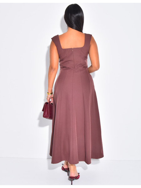 Long sleeveless dress with a fitted and flared effect