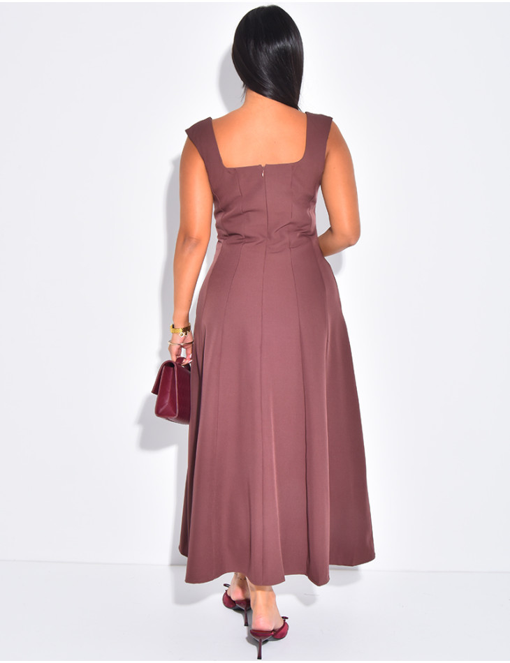 Long sleeveless dress with a fitted and flared effect