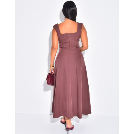 Long sleeveless dress with a fitted and flared effect