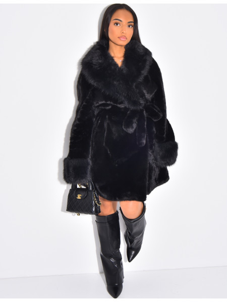 Halblanger Mantel aus Kunstfell mit Gürtel