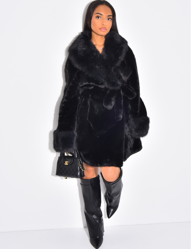 Halblanger Mantel aus Kunstfell mit Gürtel