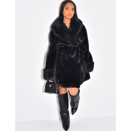 Halblanger Mantel aus Kunstfell mit Gürtel