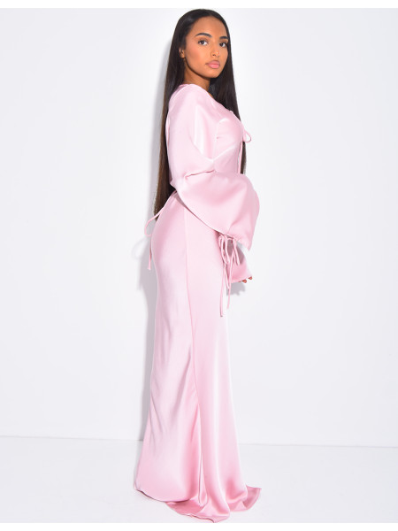 Sehr langes Kleid aus Premium-Satin zum Binden.