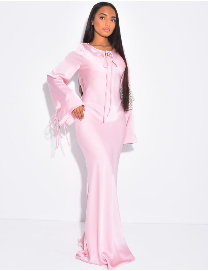 Sehr langes Kleid aus Premium-Satin zum Binden.