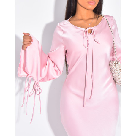 Sehr langes Kleid aus Premium-Satin zum Binden.