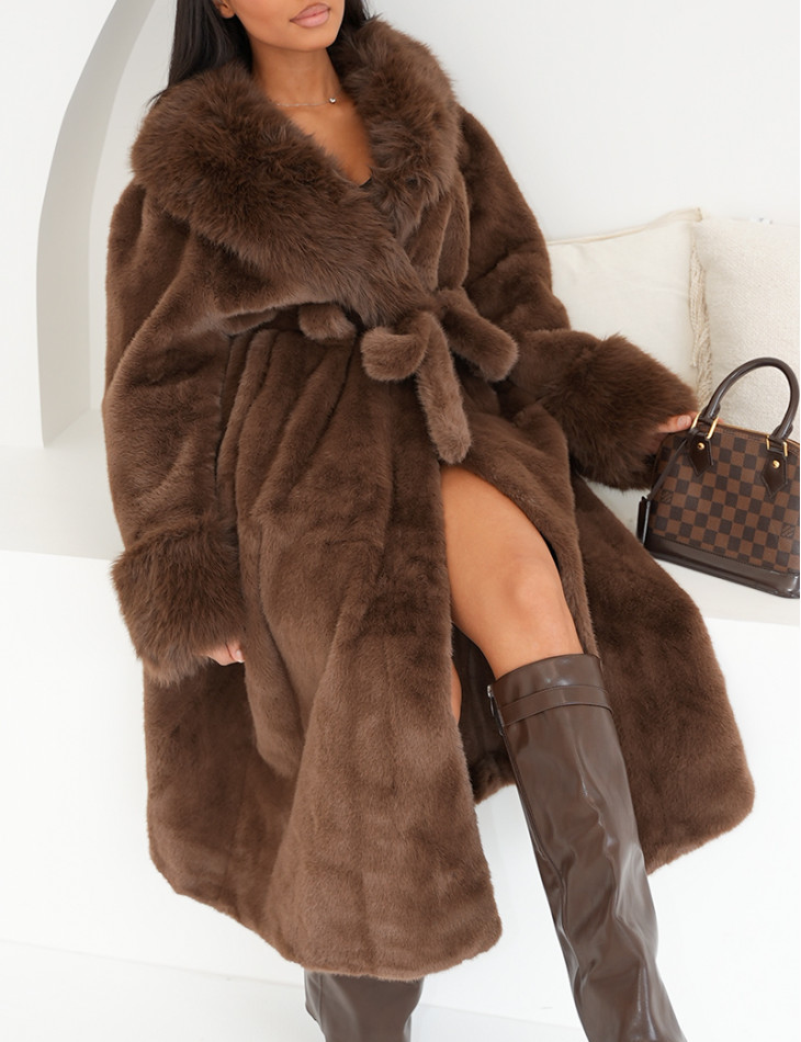 Manteau en fausse fourrure à ceinture