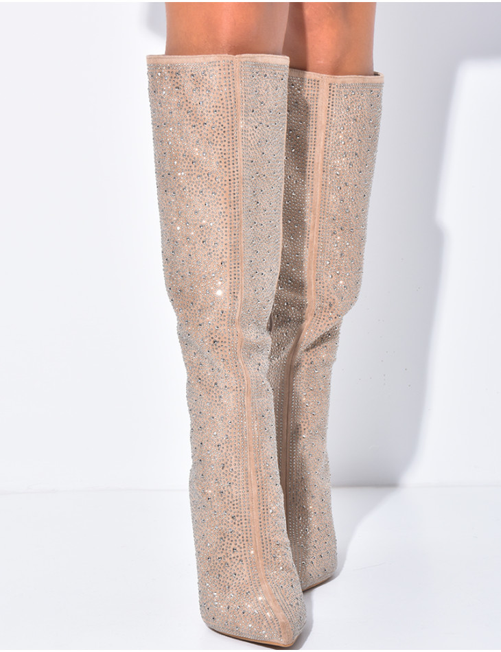 Stiefel aus Wildlederimitat mit Strasssteinen, spitzen Zehen und Absätzen