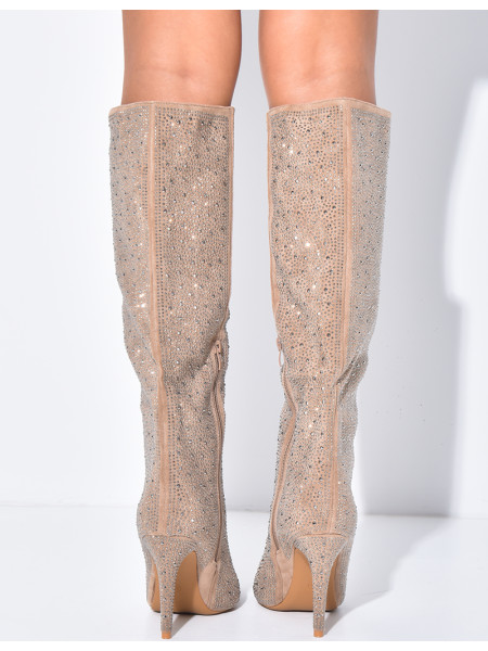 Stiefel aus Wildlederimitat mit Strasssteinen, spitzen Zehen und Absätzen
