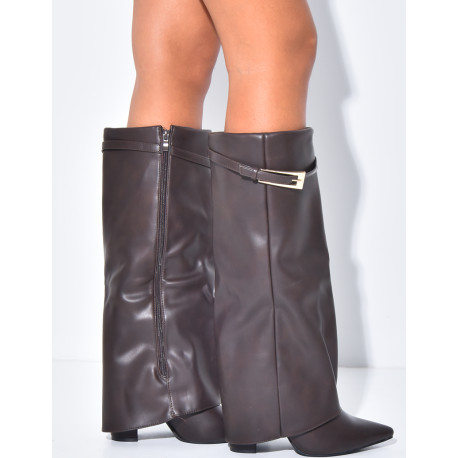 Bottes en similicuir à talons carrés et rabat ceinturé à boucle dorée