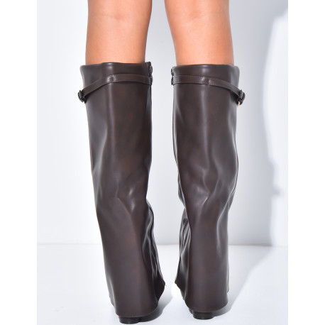 Bottes en similicuir à talons carrés et rabat ceinturé à boucle dorée