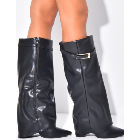 Bottes en similicuir à talons carrés et rabat ceinturé à boucle dorée