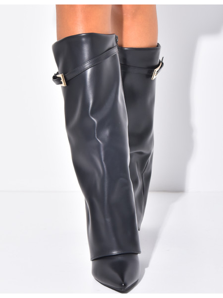 Bottes en similicuir à talons carrés et rabat ceinturé à boucle dorée