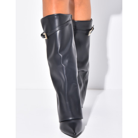 Bottes en similicuir à talons carrés et rabat ceinturé à boucle dorée