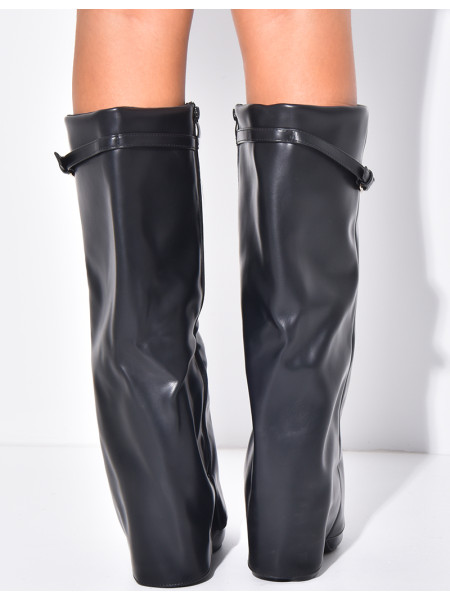 Bottes en similicuir à talons carrés et rabat ceinturé à boucle dorée